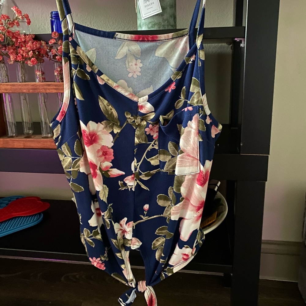 Spaghetti strap crop top with knot and floral pattern!